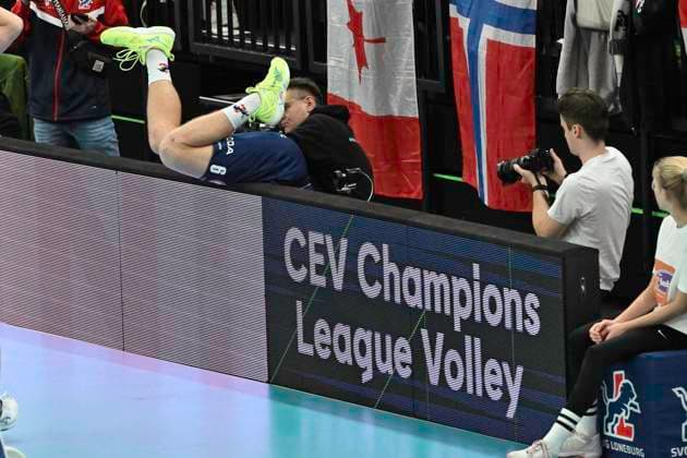 GER; VL, Champions League, SVG Lueneburg vs Levski Sofia 18.12.2024, LKH Arena, Lueneburg, GER; VL, Champions League, SVG Lueneburg vs Levski Sofia im Bild Gage Thomas Worsley (Lueneburg 06) springt ueber die Bande, um den Ball zu bekommen