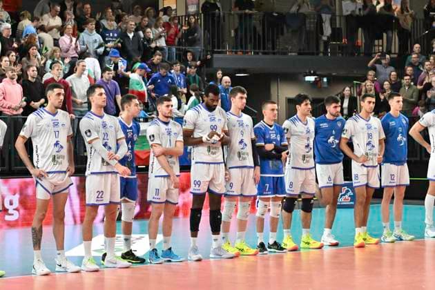 GER; VL, Champions League, SVG Lueneburg vs Levski Sofia 18.12.2024, LKH Arena, Lueneburg, GER; VL, Champions League, SVG Lueneburg vs Levski Sofia im Bild die Mannschaft aus Sofia laesst nach der Niederlage die Koepfe haengen