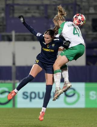 WOMEN SOCCER - UEFA CL, St.Poelten vs Hammarby VIENNA,AUSTRIA,18.DEC.24 - WOMEN SOCCER - UEFA Women s Champions League, group stage, SKN Sankt Poelten vs Hammarby IF. Image shows Valentina Maedl (St.Poelten) and Julie Blakstad (Hammarby).  GEPAxpictures xWalterxLuger