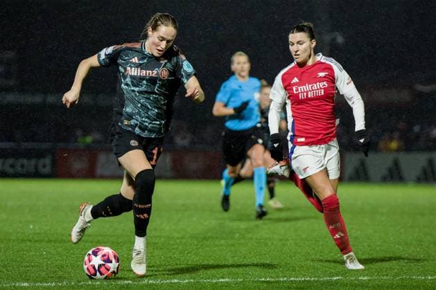 London, England, December 19 2024: Sydney Lohmann (12 FC Bayern Munich) and Steph Catley (7 Arsenal) in action during the UEFA Womens Champions League game between Arsenal and FC Bayern Munich at Meadow Park in London, England. (Pedro Porru SPP) Copyright: xPedroxPorrux xSPPx spp-en-PePoSp-4F8A6098_DxO