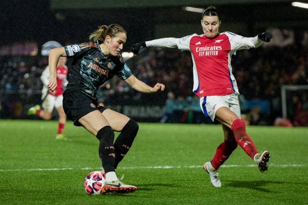 London, England, December 19 2024: Sydney Lohmann (12 FC Bayern Munich) and Steph Catley (7 Arsenal) in action during the UEFA Womens Champions League game between Arsenal and FC Bayern Munich at Meadow Park in London, England. (Pedro Porru SPP) Copyright: xPedroxPorrux xSPPx spp-en-PePoSp-4F8A6103_DxO
