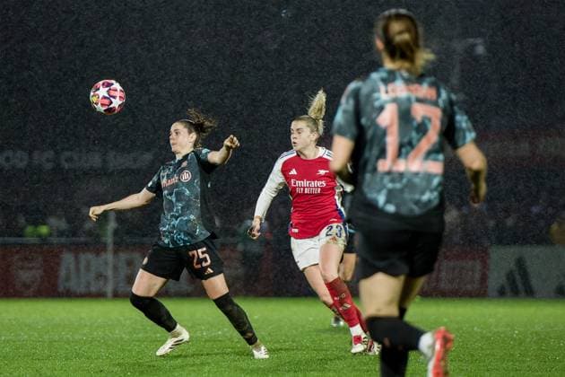 London, England, December 19 2024: Sarah Zadrazil (25 FC Bayern Munich) and Alessia Russo (23 Arsenal) in action during the UEFA Womens Champions League game between Arsenal and FC Bayern Munich at Meadow Park in London, England. (Pedro Porru SPP) Copyright: xPedroxPorrux xSPPx spp-en-PePoSp-4F8A6112_DxO