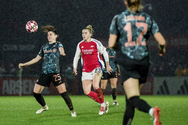 London, England, December 19 2024: Sarah Zadrazil (25 FC Bayern Munich) and Alessia Russo (23 Arsenal) in action during the UEFA Womens Champions League game between Arsenal and FC Bayern Munich at Meadow Park in London, England. (Pedro Porru SPP) Copyright: xPedroxPorrux xSPPx spp-en-PePoSp-4F8A6111_DxO