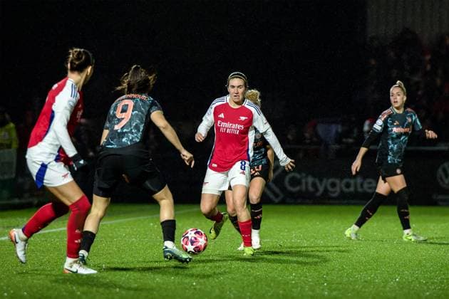 London, England, December 19 2024: Mariona Caldentey (8 Arsenal) in action during the UEFA Womens Champions League game between Arsenal and FC Bayern Munich at Meadow Park in London, England. (Pedro Porru SPP) Copyright: xPedroxPorrux xSPPx spp-en-PePoSp-4F8A6006_DxO