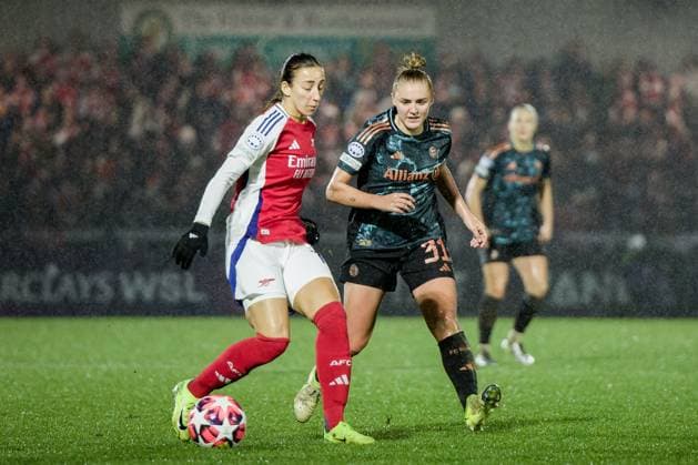 London, England, December 19 2024: Rosa Kafaji (16 Arsenal) and Georgia Stanway (31 FC Bayern Munich) in action during the UEFA Womens Champions League game between Arsenal and FC Bayern Munich at Meadow Park in London, England. (Pedro Porru SPP) Copyright: xPedroxPorrux xSPPx spp-en-PePoSp-4F8A6175_DxO