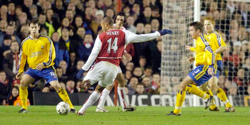 ARSENAL V CHELSEA 10 2 2004 PICTURE DAVID ASHDOWN PREMIER LEAGUE FOOTBALL PREMIER LEAGUE FOOTBALL DMGTCHPDPICT000410339351