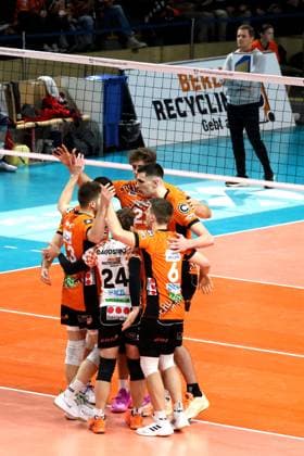 DEU, CEV - Group A, BR Volleys vs. Greenyard Masaik, 18.12.2024, Max-Schmeling-Halle, Berlin, DEU, CEV - Group A, BR Volleys vs. Greenyard Masaik, im Bild BR Volleys-Spielerkreis, Trainer Ivan Janssen (Greenyard) Foto: Juergen Engler nordphoto GmbH