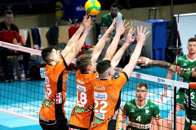 DEU, CEV - Group A, BR Volleys vs. Greenyard Masaik, 18.12.2024, Max-Schmeling-Halle, Berlin, DEU, CEV - Group A, BR Volleys vs. Greenyard Masaik, im Bild Block, abgeblockt, Moritz Reichert (BR Volleys 15), Florian Krage (BR Volleys 18), Jake Hanes (BR Volleys 22) Foto: Juergen Engler nordphoto GmbH