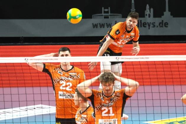 DEU, CEV - Group A, BR Volleys vs. Greenyard Masaik, 18.12.2024, Max-Schmeling-Halle, Berlin, DEU, CEV - Group A, BR Volleys vs. Greenyard Masaik, im Bild Aufschlag, aufgeschlagen von Ruben Schott (BR Volleys 13), Tobias Krick (BR Volleys 21), Jake Hanes (BR Volleys 22) Foto: Juergen Engler nordphoto GmbH