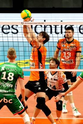 DEU, CEV - Group A, BR Volleys vs. Greenyard Masaik, 18.12.2024, Max-Schmeling-Halle, Berlin, DEU, CEV - Group A, BR Volleys vs. Greenyard Masaik, im Bild Ballannahme Tobias Krick (BR Volleys 21), Kyle Dagostino (BR Volleys 24), Ruben Schott (BR Volleys 13), Alex Saaremaa (Greenyard 18) Foto: Juergen Engler nordphoto GmbH