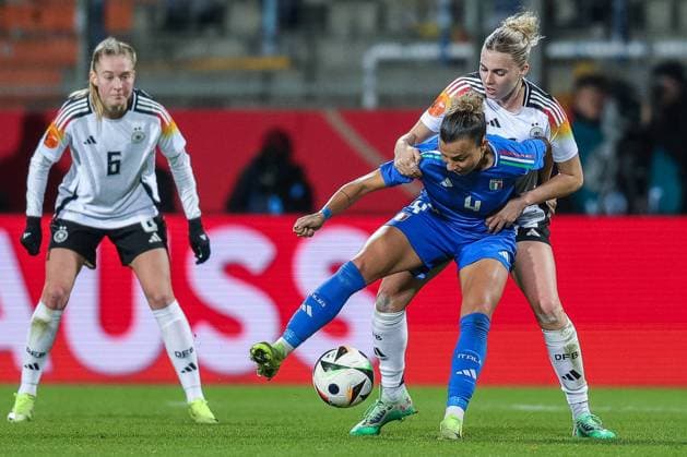 Fußball Frauen Länderspiel Deutschland - Italien am 02.12.2024 im Vonovia Ruhrstadion in Bochum Arianna Caruso ( Italien ), vorne - Janina Minge ( Deutschland ), hinten DFB regulations prohibit any use of photographs as image sequences and or quasi-video.