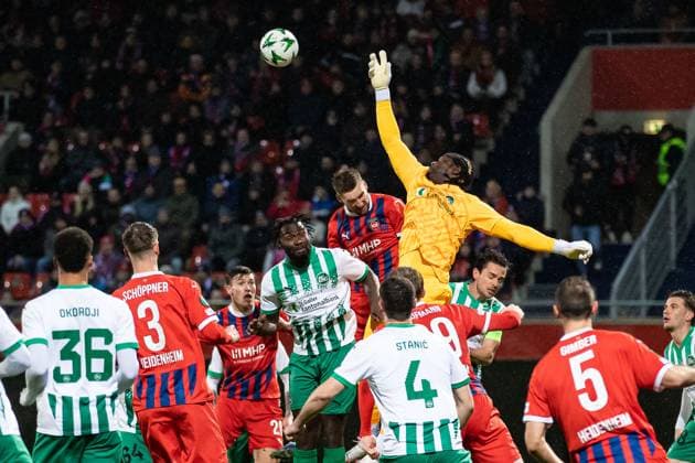 Bilder des Jahres 2024, Sport 12 Dezember Sport Themen der Woche KW51 Sport Bilder des Tages Lawrence Ati Zigi (FC St. Gallen, 01) mit Faustball, Patrick Mainka (1.FC Heidenheim, 06), Mikkel Kaufmann (1.FC Heidenheim, 29), Jozo Stanic (FC St. Gallen, 04) GER, FC Heidenheim vs FC St. Gallen, Fussball, UEFA Conference League, 6. Spieltag, Saison 2024 2025, 19.12.2024 DFL REGULATIONS PROHIBIT ANY USE OF PHOTOGRAPHS AS IMAGE SEQUENCES AND OR QUASI-VIDEO GER, FC Heidenheim vs FC St. Gallen, Fussball, UEFA Conference League, 6. Spieltag, Saison 2024 2025, 19.12.2024 Heidenheim *** Lawrence Ati Zigi FC St Gallen, 01 with Fistball, Patrick Mainka 1 FC Heidenheim, 06 , Mikkel Kaufmann 1 FC Heidenheim, 29 , Jozo Stanic FC St Gallen, 04 GER, FC Heidenheim vs FC St Gallen, Football, UEFA Conference League, Matchday 6, Season 2024 2025, 19 12 2024 DFL REGULATIONS PROHIBIT ANY USE OF PHOTOGRAPHS AS IMAGE SEQUENCES AND OR QUASI VIDEO GER, FC Heidenheim vs FC St Gallen, Football, UEFA Conference League, Matchday 6, Season 2024 2025, 19 12 2024 Heidenheim Copyright: xEibner-Pressefoto RogerxBuerkex EP_RBE