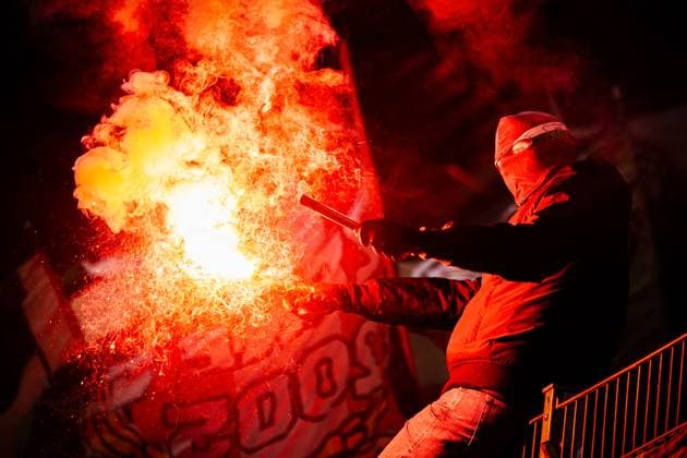 Sport Themen der Woche KW51 Sport Bilder des Tages Fussball UEFA Conference League 2024 2025, 6. Spieltag - 1. FC Heidenheim vs. FC St. Gallen - Voith-Arena (Heidenheim, Deutschland): Ultra Fan zündet Bengalo Fackel, Pyro, Pyrotechnik, Emotionen, Fußball, Ultra-Kultur, Sicherheitsdebatte, Fankultur, Symbolbild, Stadionverbot, Polizei, rote Fackel, Maskierung, Bengalo, Europa Conference League, Ausschreitungen, Pyroverbot, Identität, Eskalation, Sicherheit im Copyright: xJOERANxSTEINSIEKx