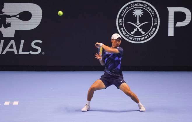 (241220) -- JEDDAH, Dec. 20, 2024 -- Shang Juncheng of China hits a return during the round robin match against Alex Michelsen of the United States at Next Gen ATP, Tennis Herren Finals tennis tournament in Jeddah, Saudi Arabia, Dec. 20, 2024. ) (SP)SAUDI ARABIA-JEDDAH-TENNIS-NEXT GEN ATP FINALS LuoxChen 