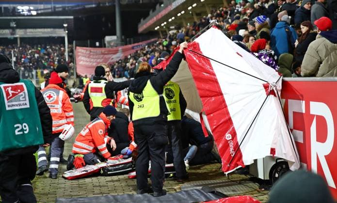 20.12.2024, xmohx, Fussball 2.Bundesliga, SV Elversberg - FC Schalke 04 emspor, v.l. Notarzteinsatz während dem Spiel bei einem Fan (DFL DFB REGULATIONS PROHIBIT ANY USE OF PHOTOGRAPHS as IMAGE SEQUENCES and or QUASI-VIDEO) Elversberg