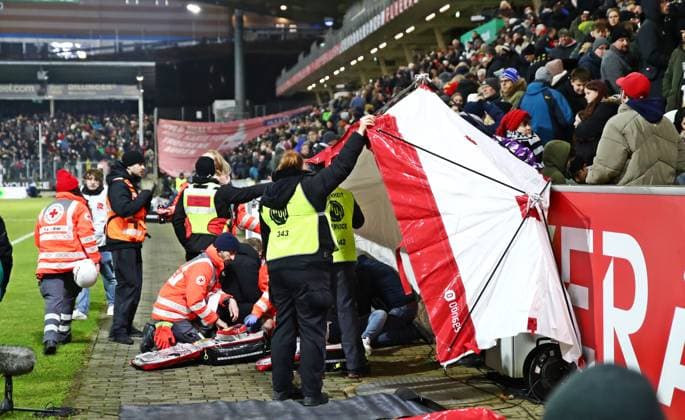 20.12.2024, xmohx, Fussball 2.Bundesliga, SV Elversberg - FC Schalke 04 emspor, v.l. Notarzteinsatz während dem Spiel bei einem Fan (DFL DFB REGULATIONS PROHIBIT ANY USE OF PHOTOGRAPHS as IMAGE SEQUENCES and or QUASI-VIDEO) Elversberg