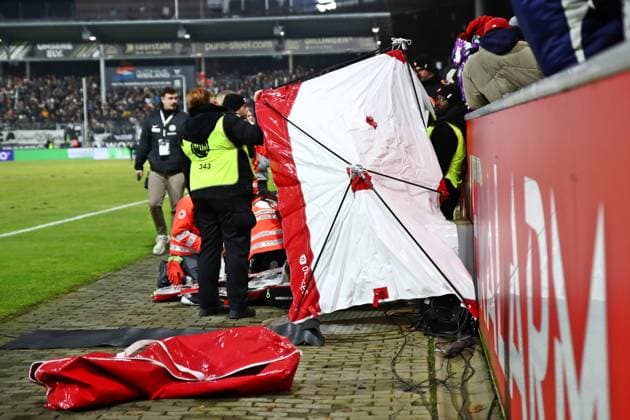 20.12.2024, xmohx, Fussball 2.Bundesliga, SV Elversberg - FC Schalke 04 emspor, v.l. Notarzteinsatz während dem Spiel bei einem Fan (DFL DFB REGULATIONS PROHIBIT ANY USE OF PHOTOGRAPHS as IMAGE SEQUENCES and or QUASI-VIDEO) Elversberg