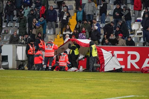 Deutschland: Fussball 2. Bundesliga 2024 25, 17. Spieltag - SV Elversberg vs. FC Schalke 04 - Ursapharm-Arena an der Kaiserlinde (Elversberg): Medizinischer Notfall vor der Haupttribüne. Sanitäter kümmern sich um einen Fan