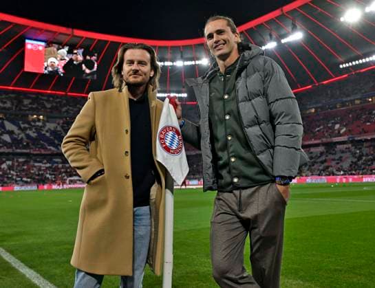 Sport Themen der Woche KW51 Sport Bilder des Tages 20.12.2024, Fussball 1. Bundesliga 2024 2025, 15. Spieltag, FC Bayern München - RB Leipzig, in der Allianz-Arena München. Alexander Zverev (re, Deutschland). ***DFL and DFB regulations prohibit any use of photographs as image sequences and or quasi-video.*** *** 20 12 2024, Soccer 1 Bundesliga 2024 2025, Matchday 15, FC Bayern Munich RB Leipzig, at Allianz Arena Munich Alexander Zverev re, Germany DFL and DFB regulations prohibit any use of photographs as image sequences and or quasi video