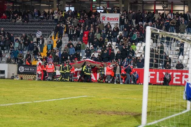 Deutschland: Fussball 2. Bundesliga 2024 25, 17. Spieltag - SV Elversberg vs. FC Schalke 04 - Ursapharm-Arena an der Kaiserlinde (Elversberg): Medizinischer Notfall vor der Haupttribüne. Sanitäter kümmern sich um einen Fan