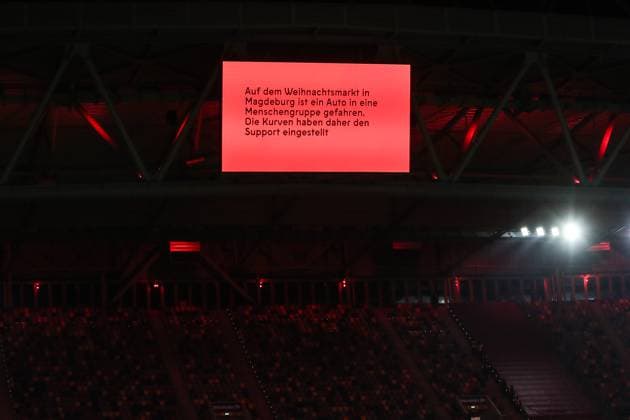 Fussball, 2.Bundesliga Saison 2024 2025 17.Spieltag Fortuna Düsseldorf - 1.FC Magdeburg 20.12.2024, MERKUR SPIEL-ARENA Auf dem Weihnachtsmarkt in Magdeburg ist ein Auto in eine Menschengruppe gefahren, beide Kurven stellen im Stadion den Support ein, die Fans vom 1.FC Magdeburg verlassen frühzeitig den Gästeblock Düsseldorf MERKUR SPIEL-ARENA Nordrhein-Westfahlen Deutschland
