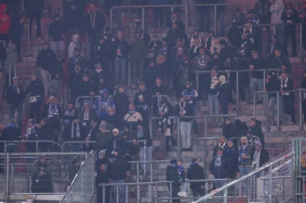 20.12.2024, Fußball, Fortuna Düsseldorf - 1. FC Magdeburg, 2. Bundesliga, Merkur Spiel-Arena, Saison 2024 2025: Betroffenes Schweigen im Gästeblock nach der Nachricht über den Vorfall auf dem Magdeburger Weihnachtsmarkt DFB regulations prohibit any use of photographs as image sequences and or quasi-video. Nordrhein-Westfalen Deutschland