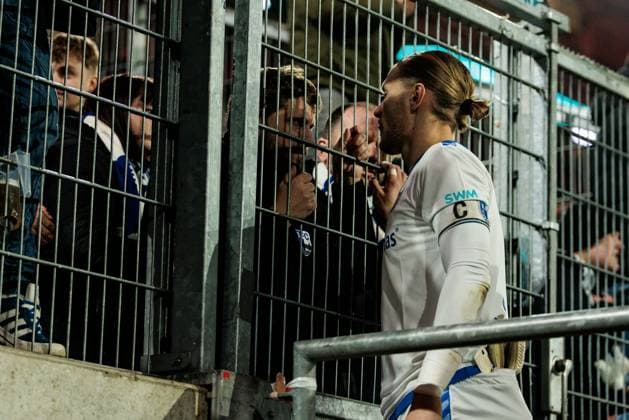 Sport Bilder des Tages 2. Fussball Bundesliga; Fortuna Düsseldorf 1895 - 1. FC Magdeburg; 20.12.2024 Kapitän Dominik Reimann (1. FC Magdeburg, 1) spricht mit den verbliebenen Fans 2. Fussball Bundesliga, Fortuna Düsseldorf 1895 - 1. FC Magdeburg, Düsseldorf, Merkur Spiel-Arena am 20.12.2024 DFL REGULATIONS PROHIBIT ANY USE OF PHOTOGRAPHS AS IMAGE SEQUENCES AND OR QUASI-VIDEO.