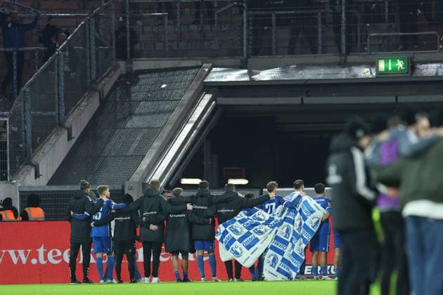 GER, 2. FBL. Fortuna Duesseldorf vs. 1. FC Magdeburg 20.12.2024, Merkur Spiel-Arena, Duesseldorf, GER, 2. FBL. Fortuna Duesseldorf vs. 1. FC Magdeburg, im Bild: die Magdeburger stehen nach dem Spiel traurig vor der fast leeren Kurve und verabschieden sich