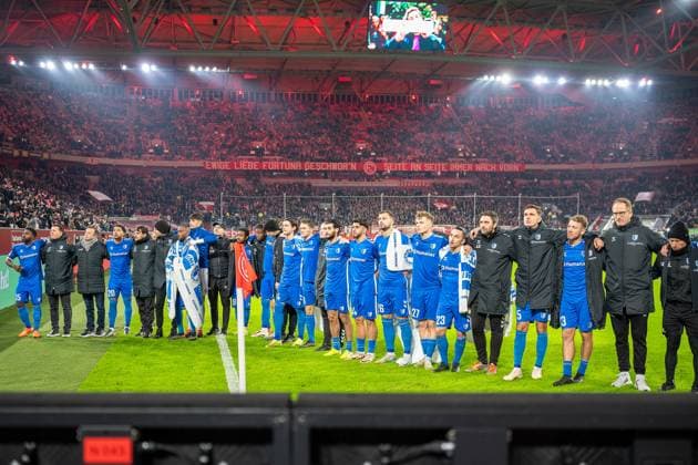 Sport Themen der Woche KW51 20.12.2024, Fussball: 2. Bundesliga, Saison 2024 2025, 17. Spieltag, Fortuna Duesseldorf vs. 1. FC Magdeburg in der Merkur-Spiel-Arena in Duesseldorf. Die Magdeburger Mannschaft versammelt sich, aufgrund des Vorfalls in Magdeburg, schweigend vor ihren Fans. Wichtiger Hinweis: Gemaess den Vorgaben der DFL Deutsche Fussball Liga bzw. des DFB Deutscher Fussball-Bund ist es untersagt, in dem Stadion und oder vom Spiel angefertigte Fotoaufnahmen in Form von Sequenzbildern und oder videoaehnlichen Fotostrecken zu verwerten bzw. verwerten zu lassen. Foto: Kirchner-Media TH *** 20 12 2024, Soccer 2 Bundesliga, Season 2024 2025, Matchday 17, Fortuna Duesseldorf vs 1 FC Magdeburg in the Merkur Spiel Arena in Duesseldorf The Magdeburg team gathers in front of their fans due to the incident in Magdeburg, Magdeburg team gathers silently in front of their fans Important note According to the regulations of the DFL German Football League and the DFB German Football Association, it is prohibited to use or have used photographs taken in the stadium and or of the game in the form of sequential images and or video-like photo series Foto Kirchner Media TH Copyright: xKirchner-Media THx