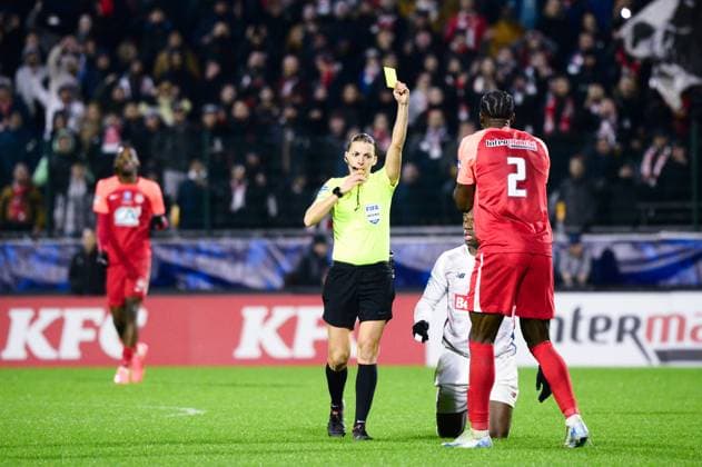 FOOTBALL : Rouen vs Lille - Coupe de France - 20 12 2024 STEPHANIE FRAPPART ( referee ) shows a yellow card to DANY GOPROU ( 2 - Rouen ) during the French Cup match between FC Rouen and Lille OSC at Stade Robert Diochon on December 20, 2024 in Rouen, France. ( Photo by Dante Badano PsnewZ ) - RouenFrance  Copyright: xDantexBadanox