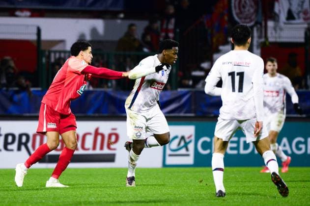 FOOTBALL : Rouen vs Lille - Coupe de France - 20 12 2024 HICHAM BENKAID ( 10 - Rouen ) push Jonathan David ( 9 - Lille ) during the French Cup match between FC Rouen and Lille OSC at Stade Robert Diochon on December 20, 2024 in Rouen, France. ( Photo by Dante Badano PsnewZ ) - RouenFrance  Copyright: xDantexBadanox