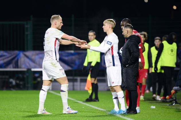 FOOTBALL : Rouen vs Lille - Coupe de France - 20 12 2024 Mitchel Bakker ( 5 - Lille ) shake hands with Hakon Haraldsson ( 17 - Lille ) during the French Cup match between FC Rouen and Lille OSC at Stade Robert Diochon on December 20, 2024 in Rouen, France. ( Photo by Dante Badano PsnewZ ) - RouenFrance  Copyright: xDantexBadanox