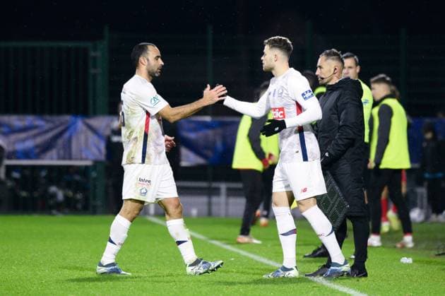 FOOTBALL : Rouen vs Lille - Coupe de France - 20 12 2024 Ismaily Goncalves ( 6 - Lille ) shake hands with Gabriel Gudmundsson ( 15 - Lille ) during the French Cup match between FC Rouen and Lille OSC at Stade Robert Diochon on December 20, 2024 in Rouen, France. ( Photo by Dante Badano PsnewZ ) - RouenFrance  Copyright: xDantexBadanox