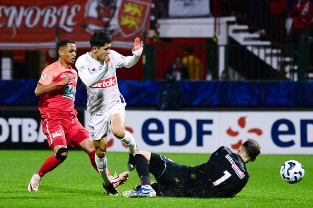 FOOTBALL : Rouen vs Lille - Coupe de France - 20 12 2024 Osame Sahraoui ( 11 - Lille ) and Axel Maraval ( 1 - Rouen ) during the French Cup match between FC Rouen and Lille OSC at Stade Robert Diochon on December 20, 2024 in Rouen, France. ( Photo by Dante Badano PsnewZ ) - RouenFrance  Copyright: xDantexBadanox