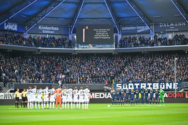 Sport Themen der Woche KW51 Sport Bilder des Tages Paderborn, Home Deluxe Arena, 21.12.24, GER, Herren, 2.Bundesliga, Saison 2024-2025, SC Paderborn 07 - Karlsruher SC Bild: Gedenkminute für die Opfer des Anschlags in Magdeburg DFL regulations prohibit any use of photographs as image sequences and or quasi-video. NRW Deutschland