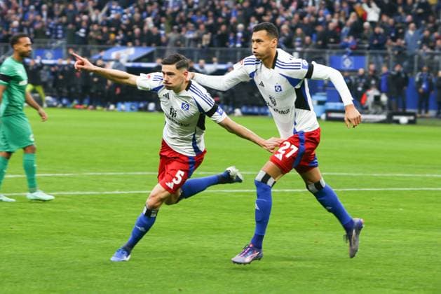 GER,Hamburg, Fussball, DFB, Hamburger SV vs SpVgg Greuther Fuerth , im Hamburger Volksparkstadion , 21.12.2024 , v.l. Tor zum 1:0 durch Dennis Hadzikadunic (Hamburger SV) , Davie Selke (Hamburger SV) DFL regulations prohibit any use of photographs as image sequences and or quasi-video.