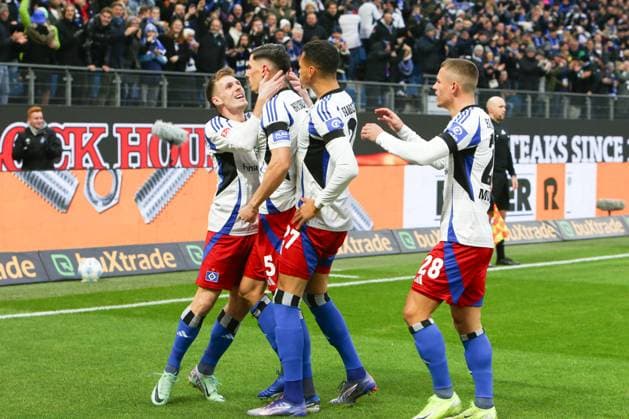 GER,Hamburg, Fussball, DFB, Hamburger SV vs SpVgg Greuther Fuerth , im Hamburger Volksparkstadion , 21.12.2024 , v.l. Der Hamburger SV feiert das 1:0 durch Dennis Hadzikadunic (Hamburger SV) DFL regulations prohibit any use of photographs as image sequences and or quasi-video.