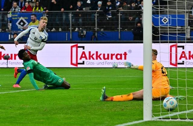 Sport Bilder des Tages 21.12.2024 - Fussball - Saison 2024 2025 - 2. Fussball - Bundesliga - 17. Spieltag: Hamburger SV HSV Hamburg - SpVgg Greuther Fürth ( Kleeblatt ) - Sportfoto Zink MeZi - xmexzix - DFL regulations prohibit any use of photographs as image sequences and or quasi-video - only for editorial use - Adam Karabec (17, Hamburger SV HSV ) erzielt Treffer Tor Torschuß zum 3:0 gegen Gideon Jung ( 23, SpVgg Greuther Fürth ) Moritz Schulze (42, SpVgg Greuther Fürth )