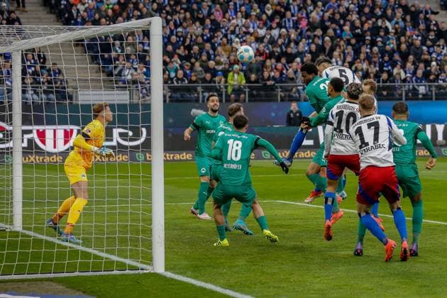 1:0 Dennis Hadzikadunic ( HSV ) 42 Moritz Schulze 23 Gideon Jung ( Fuerth ) Deutschland , Hamburg , Volksparkstadion , Fussball , 2 . Bundesliga , Hamburger SV - SpVgg Greuther Fürth