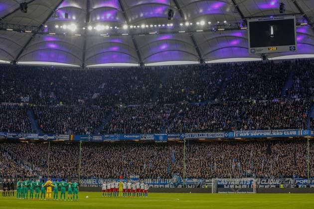 Gedenkminute für die verstorbenen Opfer eines Amoklaufs am Freitag 20. 12 . 3024 Magdeburg ( HSV ) ( Fuerth ) Deutschland , Hamburg , Volksparkstadion , Fussball , 2 . Bundesliga , Hamburger SV - SpVgg Greuther Fürth