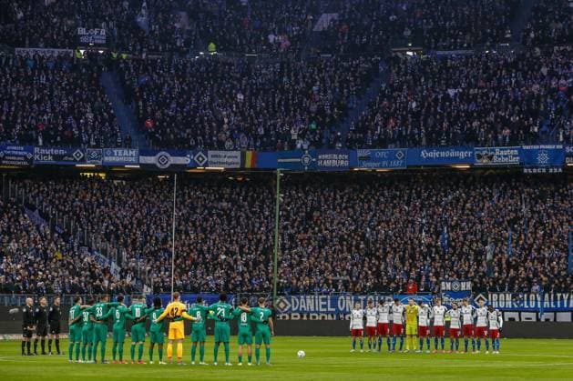 Sport Themen der Woche KW51 Sport Bilder des Tages Gedenkminute für die verstorbenen Opfer eines Amoklaufs am Freitag 20. 12 . 3024 Magdeburg ( HSV ) ( Fuerth ) Deutschland , Hamburg , Volksparkstadion , Fussball , 2 . Bundesliga , Hamburger SV - SpVgg Greuther Fürth *** Memorial minute for the deceased victims of a shooting rampage on Friday 20 12 3024 Magdeburg HSV Fuerth Germany , Hamburg , Volksparkstadion , Football , 2 Bundesliga , Hamburger SV SpVgg Greuther Fürth