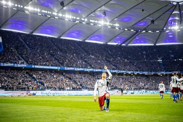 Sport Bilder des Tages Hamburg, 21. Dezember 2024 - Fußball, 2. Bundesliga 2024 25, Hamburger SV - SpVgg Greuther Fürth: Davie Selke (Hamburger SV, 27) bejubelt seinen Treffer zum 2:0 DFL REGULATIONS PROHIBIT ANY USE OF PHOTOGRAPHS AS IMAGE SEQUENCES AND OR QUASI-VIDEO.