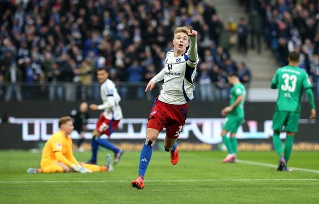 21.12.2024, Fussball 2. Bundesliga 2024 2025, 17. Spieltag, Hamburger SV - SpVgg Greuther Fürth, im Volksparkstadion Hamburg. Jubel Torschütze Adam Karabec (Hamburg) zum Tor zum 3:0 ***DFL and DFB regulations prohibit any use of photographs as image sequences and or quasi-video.***