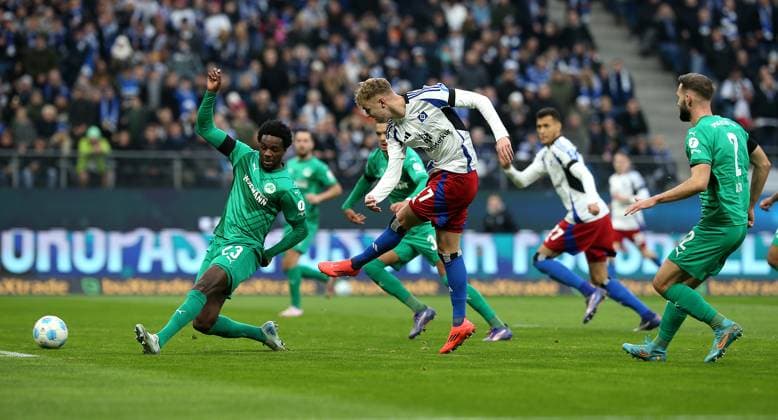 21.12.2024, Fussball 2. Bundesliga 2024 2025, 17. Spieltag, Hamburger SV - SpVgg Greuther Fürth, im Volksparkstadion Hamburg. Tor zum 3:0, (L-R) Gideon Jung (Greuther Fürth) gegen Torschütze Adam Karabec (Hamburg)