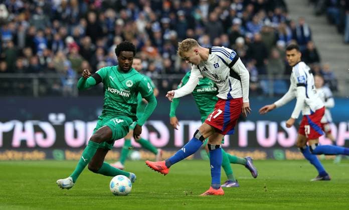 21.12.2024, Fussball 2. Bundesliga 2024 2025, 17. Spieltag, Hamburger SV - SpVgg Greuther Fürth, im Volksparkstadion Hamburg. Tor zum 3:0, (L-R) Gideon Jung (Greuther Fürth) gegen Torschütze Adam Karabec (Hamburg)