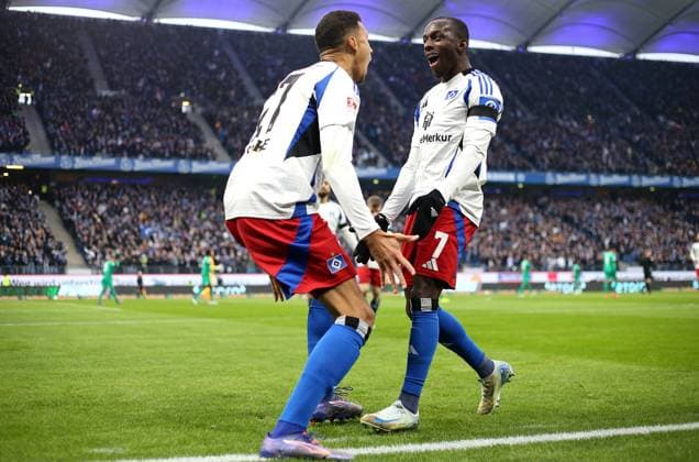 21.12.2024, Fussball 2. Bundesliga 2024 2025, 17. Spieltag, Hamburger SV - SpVgg Greuther Fürth, im Volksparkstadion Hamburg. Jubel (L-R) Torschütze Davie Selke (Hamburg) und Jean-Luc Dompe (Hamburg) zum Tor zum 2:0