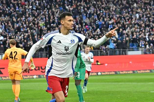 GER; 2. FBL,, Hamburger SV vs SpVgg Greuther Fürth 21.12.2024, Volksparkstadion, Hamburg, GER; 2. FBL, Hamburger SV vs SpVgg Greuther Fürth im Bild Davie Selke (Hamburg 27) schiesst das 2-0 fuer Hamburg vorbei an Torhueter Moritz Schulze (Fuerth 42) und jubelt