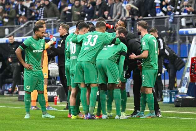 GER; 2. FBL,, Hamburger SV vs SpVgg Greuther Fürth 21.12.2024, Volksparkstadion, Hamburg, GER; 2. FBL, Hamburger SV vs SpVgg Greuther Fürth im Bild Davie Selke (Hamburg 27) schiesst das 2-0 fuer Hamburg vorbei an Torhueter Moritz Schulze (Fuerth 42) die Fuerther Mannschaft bespricht sich daraufhin erst mal