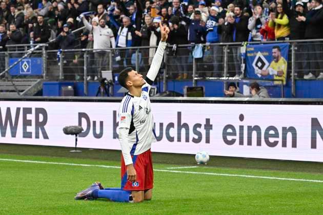 GER; 2. FBL,, Hamburger SV vs SpVgg Greuther Fürth 21.12.2024, Volksparkstadion, Hamburg, GER; 2. FBL, Hamburger SV vs SpVgg Greuther Fürth im Bild Davie Selke (Hamburg 27) schiesst das 2-0 fuer Hamburg vorbei an Torhueter Moritz Schulze (Fuerth 42) und jubelt