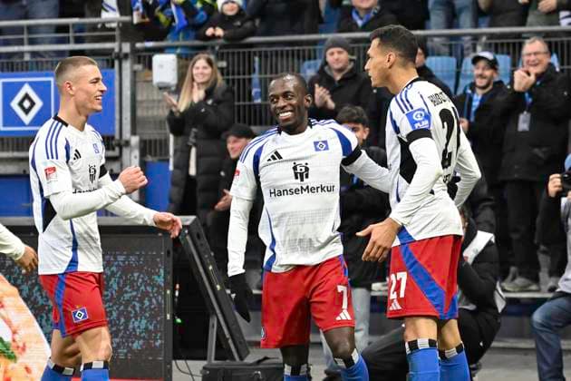 GER; 2. FBL,, Hamburger SV vs SpVgg Greuther Fürth 21.12.2024, Volksparkstadion, Hamburg, GER; 2. FBL, Hamburger SV vs SpVgg Greuther Fürth im Bild Davie Selke (Hamburg 27) schiesst das 2-0 fuer Hamburg vorbei an Torhueter Moritz Schulze (Fuerth 42) und jubelt mit der Mannschaft